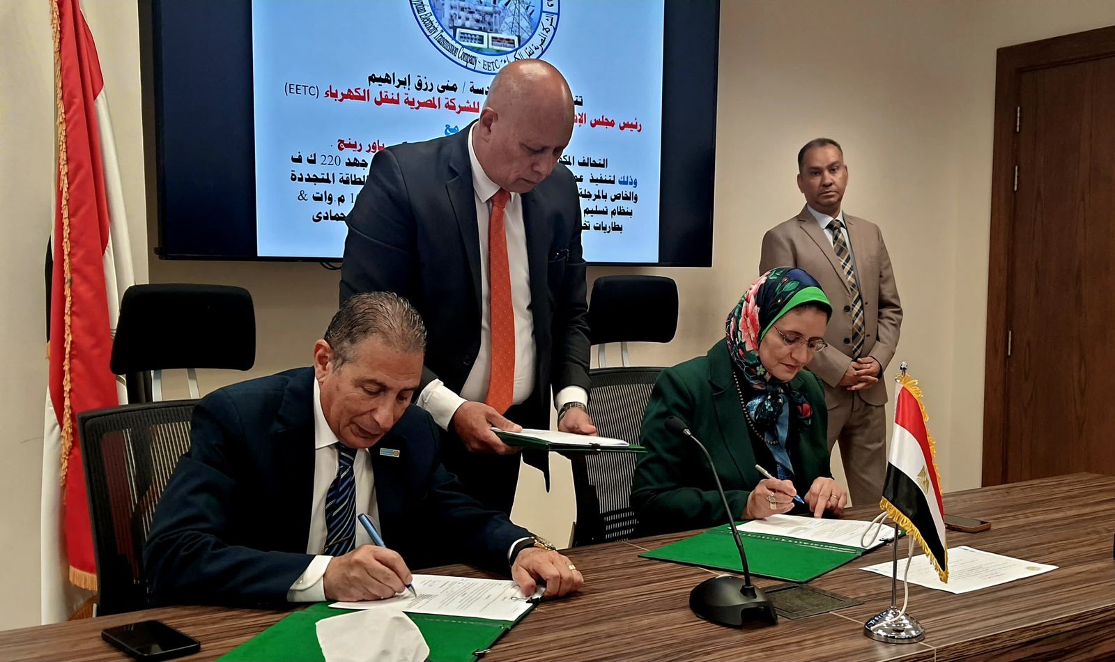 توقيع عقد خطوط ربط محطة سكاتك الشمسية بنجع حمادي 